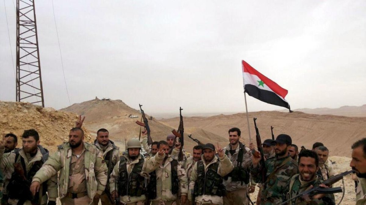 El Ejército sirio celebra su victoria en la ciudad de Palmira.