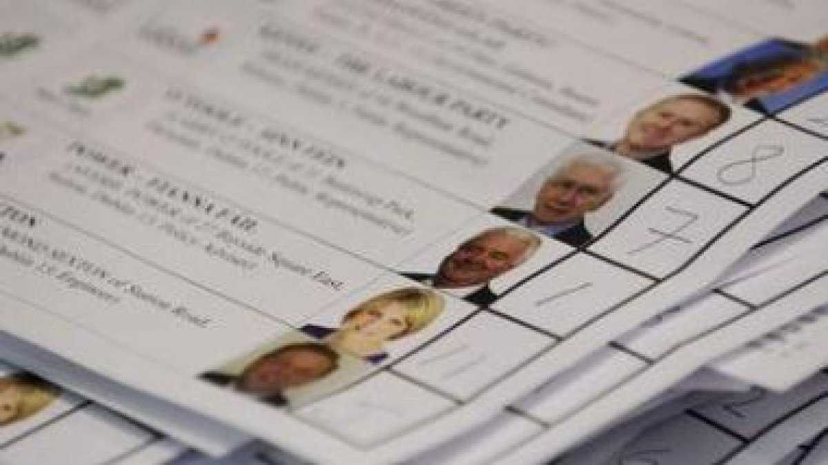 Papeletas electorales durante una sesión de escrutinio de votos.