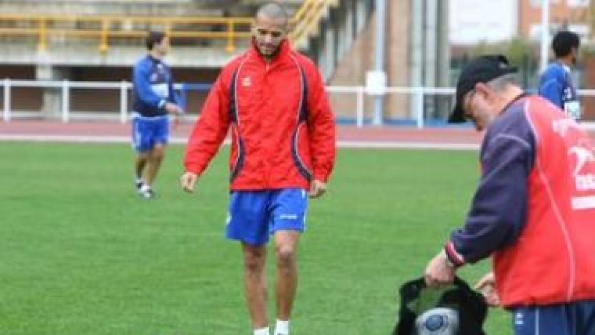 Yuri -junto al utillero en un entrenamiento- jugó en la banda al inicio de Liga y luego lo ha hecho