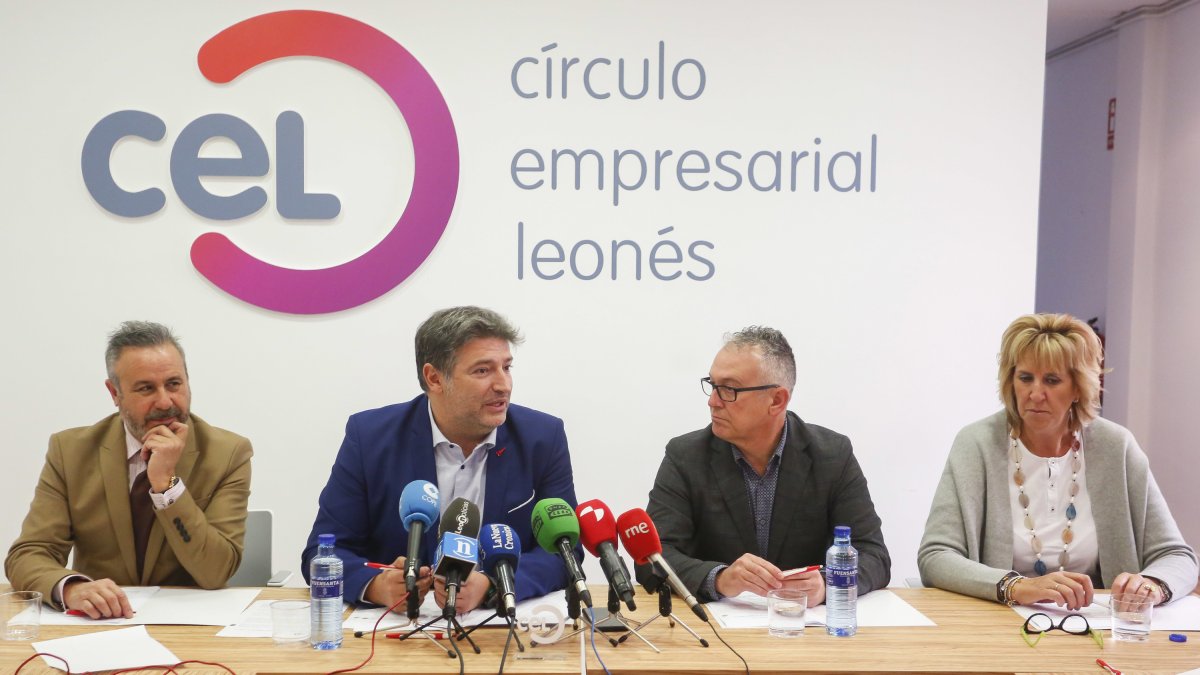 El presidente del Circulo Empresarial Leonés, Julio César Álvarez, presenta a los galardonados con las Distinciones Empresariales 2019. Junto a él, el secretario y los vicepresidentes del CEL, Nicesio Álvarez (2D), Jesús Riol (I) y Manoli González.CARLOS S. CAMPILLO