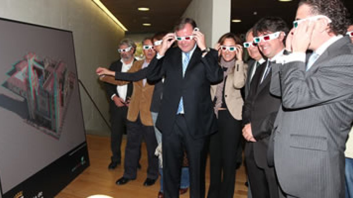 Silván (en el centro) junto al resto de autoridades, se prueba las gafas características para vision