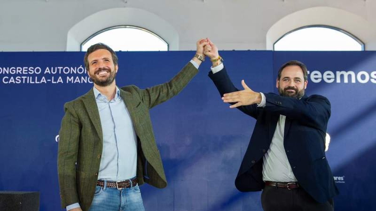 Pablo Casado ayer en Puentollano con el líder del PP de Castilla-La Mancha, Paco Núñez. JESÚS MONROY
