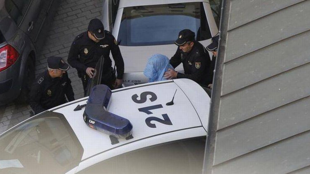 Montserrat González, la presunta asesina de la presidenta de la Diputación de León, es introducida en un furgón policial para ser trasladada a los juzgados, este miércoles.