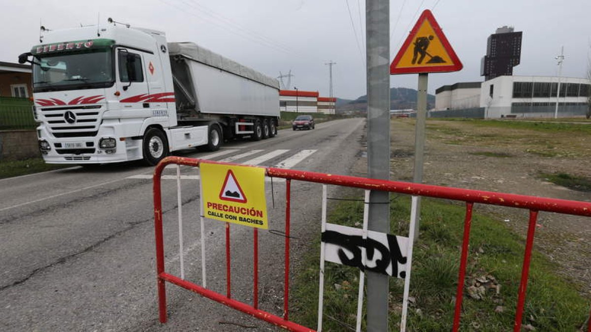 Después de permanecer cerrado 24 horas por los socavones, ayer se abría al tráfico el vial que une las avendias de Galicia y Asturias.