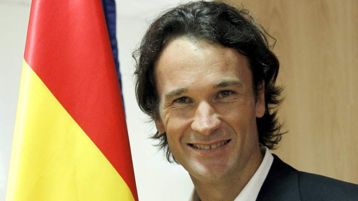 Carlos Moyá posa junto a la bandera española.