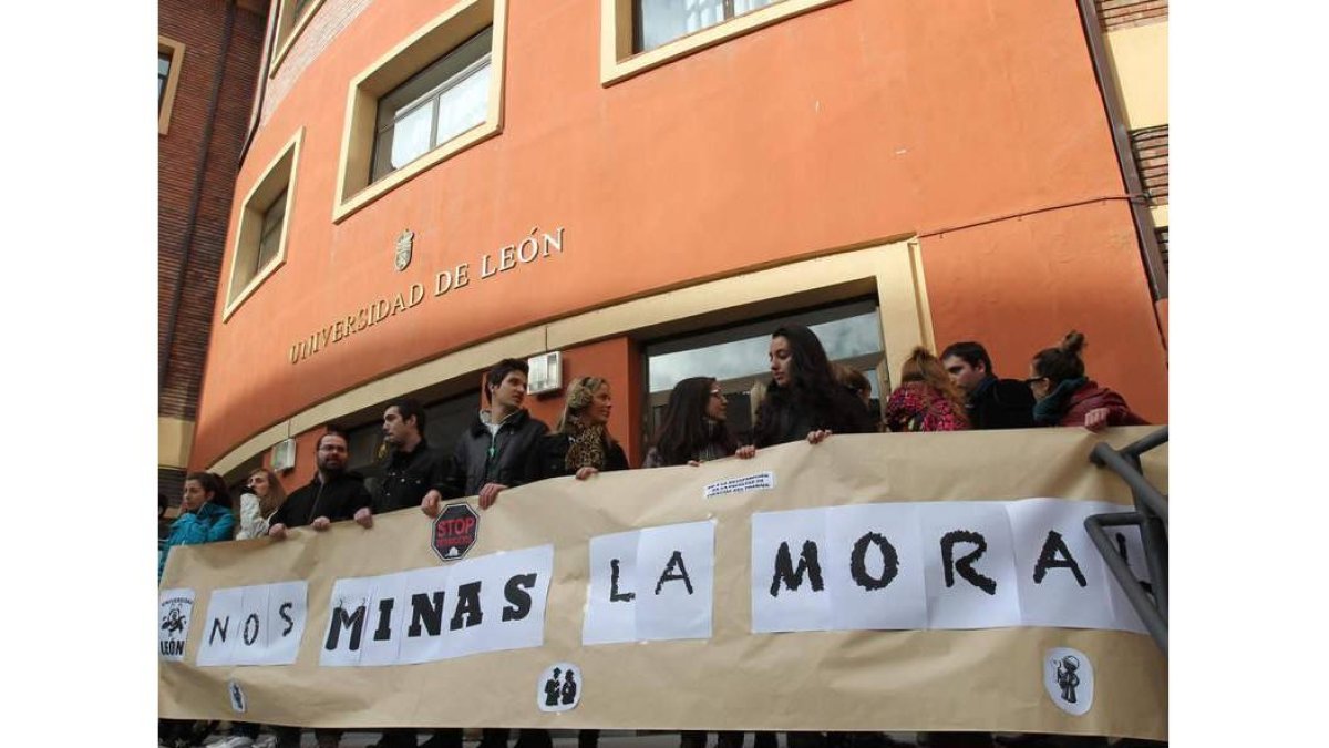 Un grupo de alumnos de Ciencias del Trabajo protestó ante El Albéitar en contra del posible traslado a la Facultad de Derecho.