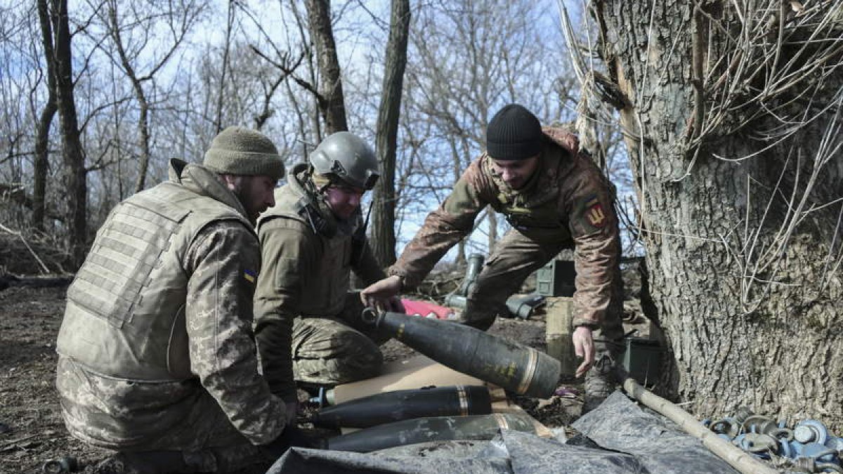 Soldados ucranianos preparan municiones en su posición en el frente. STR