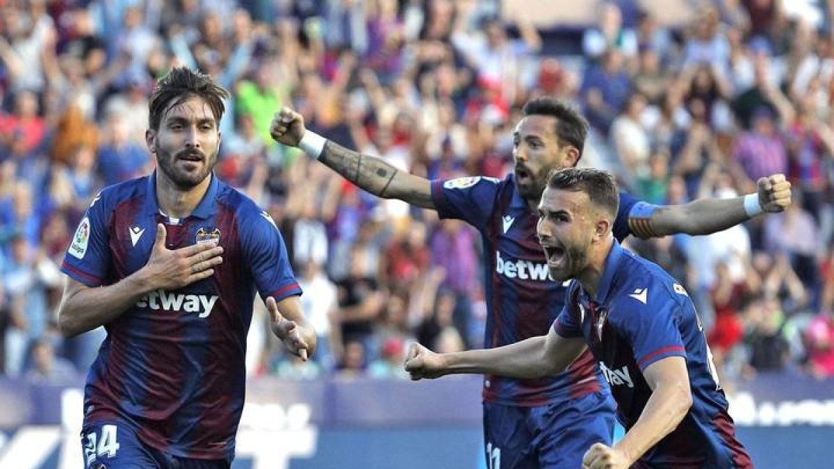 Los jugadores del Levante celebran uno de sus goles. POLO