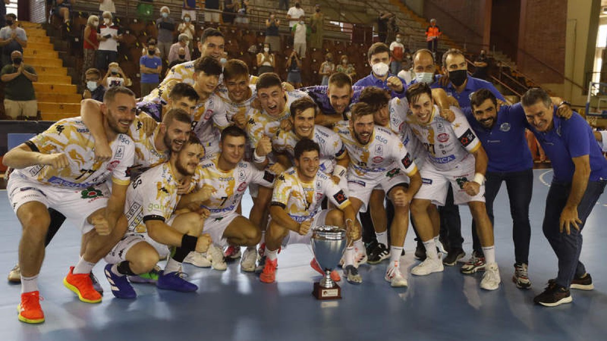 El Ademar sueña con levantar un trofeo importante esta temporada como ya hizo el pasado verano con la Copa de Castilla y León. RAMIRO