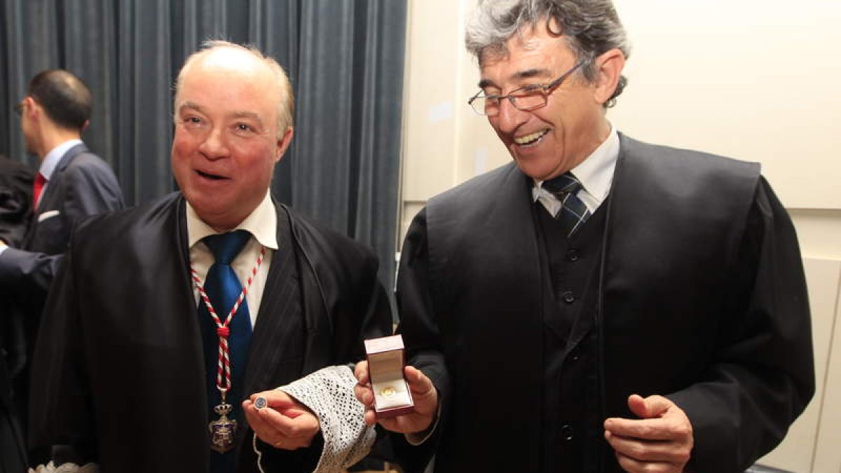 Aníbal Fernández y Jesús Esteban, anoche en la Casa de Cultura, con sus medallas.