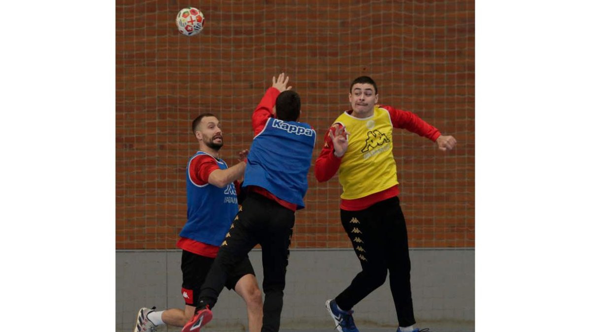 El Ademar durante un entrenamiento de esta temporada. FERNANDO OTERO