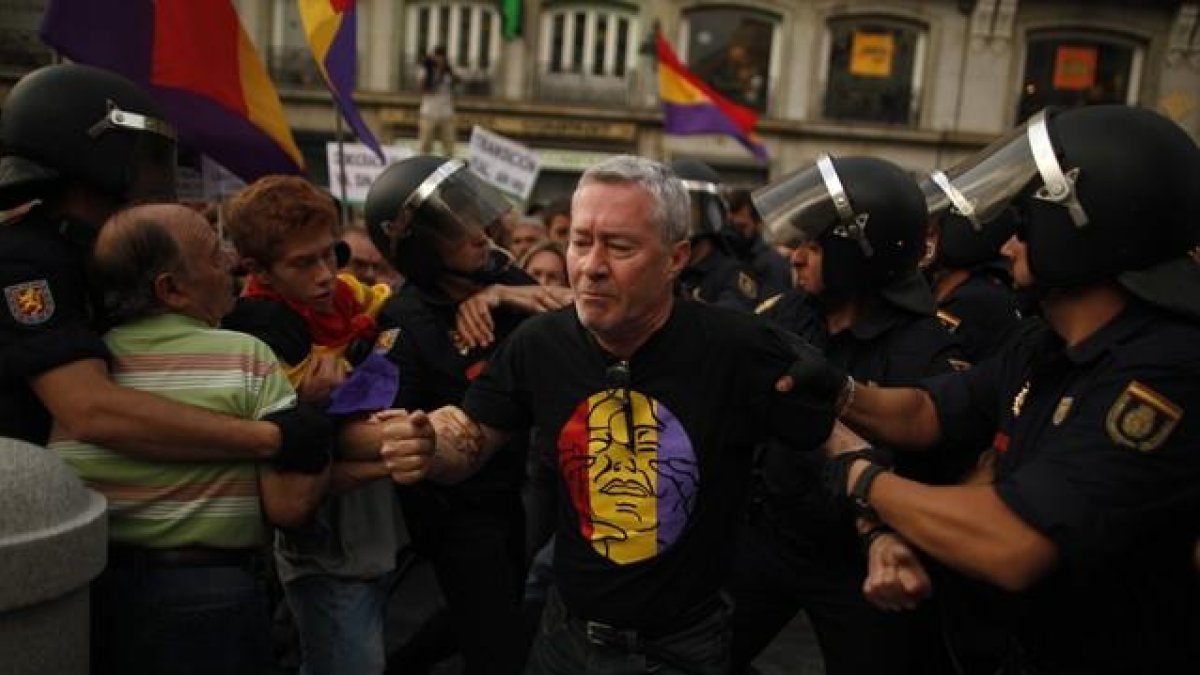 Jorge Verstrynge, ayer, durante su detención por la policía en la Puerta de Sol en Madrid.