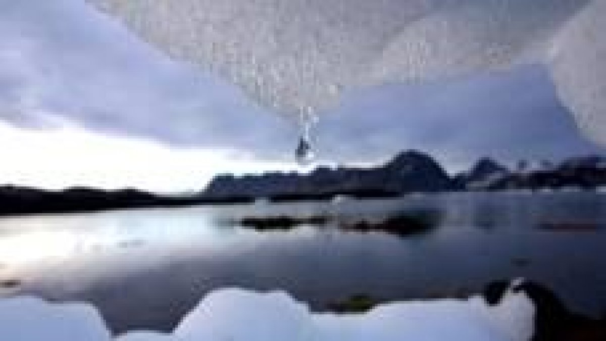 Un iceberg se derrite en Groenlandia como consecuencia del calentamiento del cambio climático