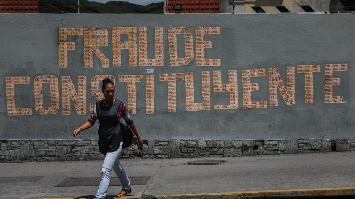 Una pintada denuncia la votación a la Asamblea Constituyente en un muro de Caracas.