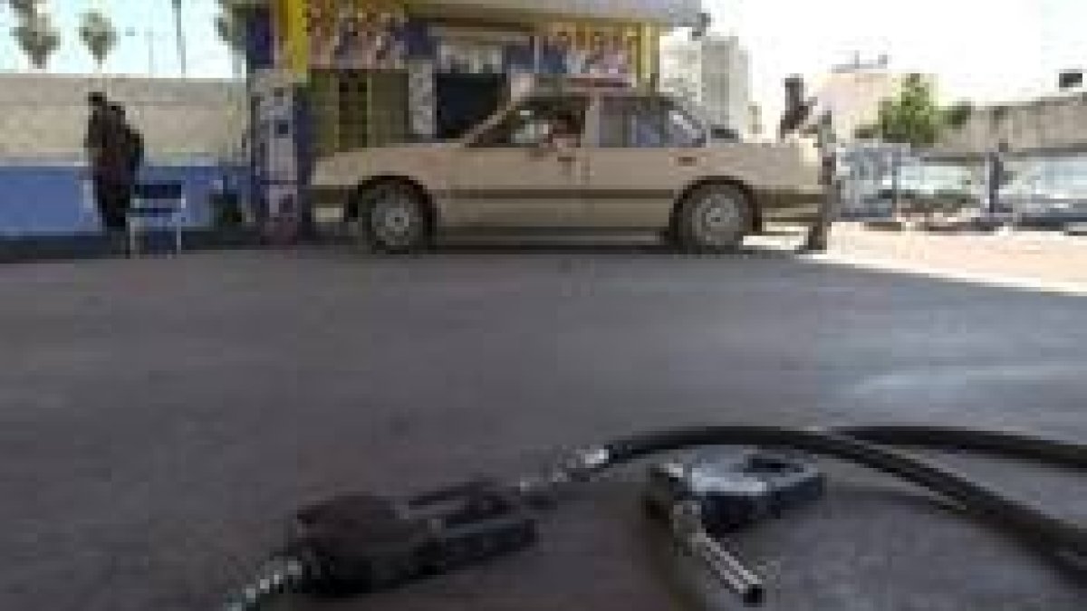 Un palestino espera ante una gasolinera cerrada para repostar en Ramala, Cisjordania