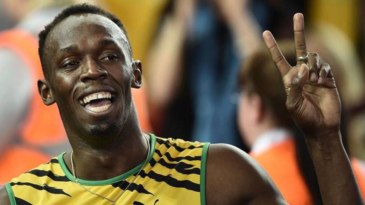 Usain Bolt festeja la victoria de Jamaica en la final de la prueba de relevos de los Juegos de la Commonwealth.