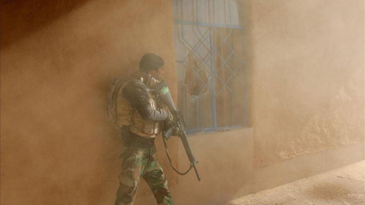 Un soldado iraquí durante los enfrentamientos con combatientes del estado islámico en Al-Qasr Sureste de Mosul, Irak.