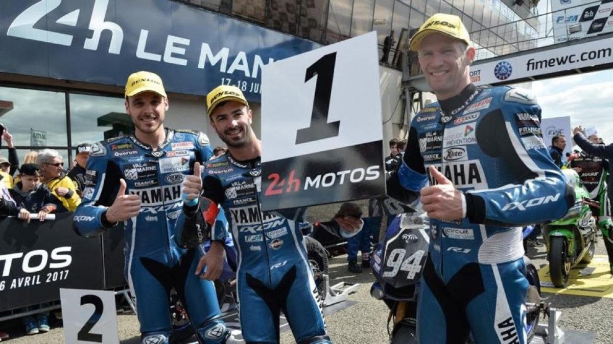David Checa (derecha) celebra el triunfo en las 24 horas de Le Mans junto a sus compañeros de Yamaha, Niccolo Canepa (izquierda) y Mike di Meglio.