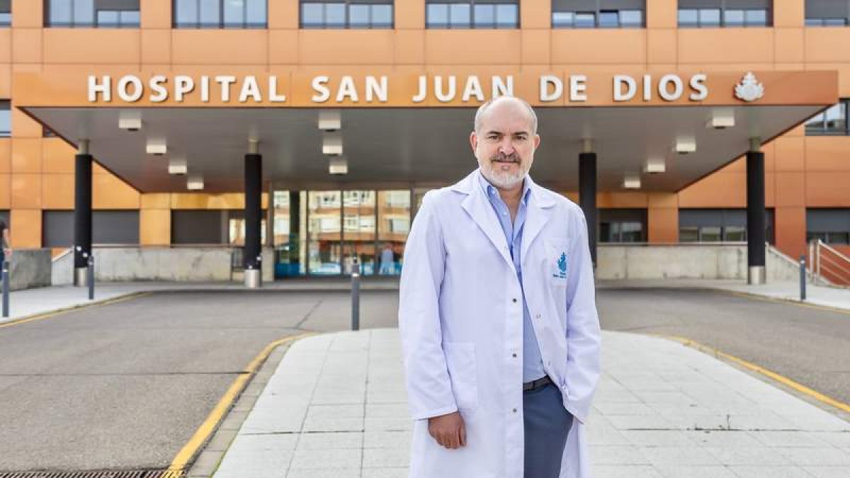 El doctor José Manuel Valle Folgueral a las puertas del Hospital San Juan de Dios. DL