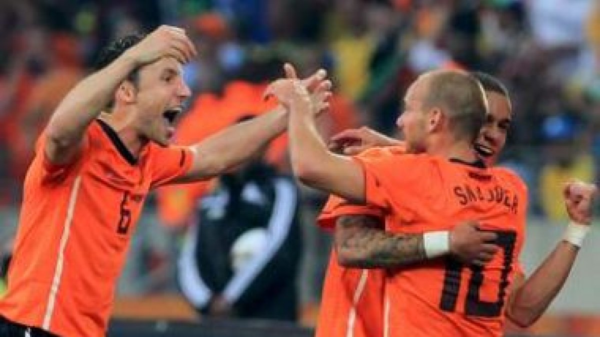 Sneijder es abrazado tras conseguir el 2-1.