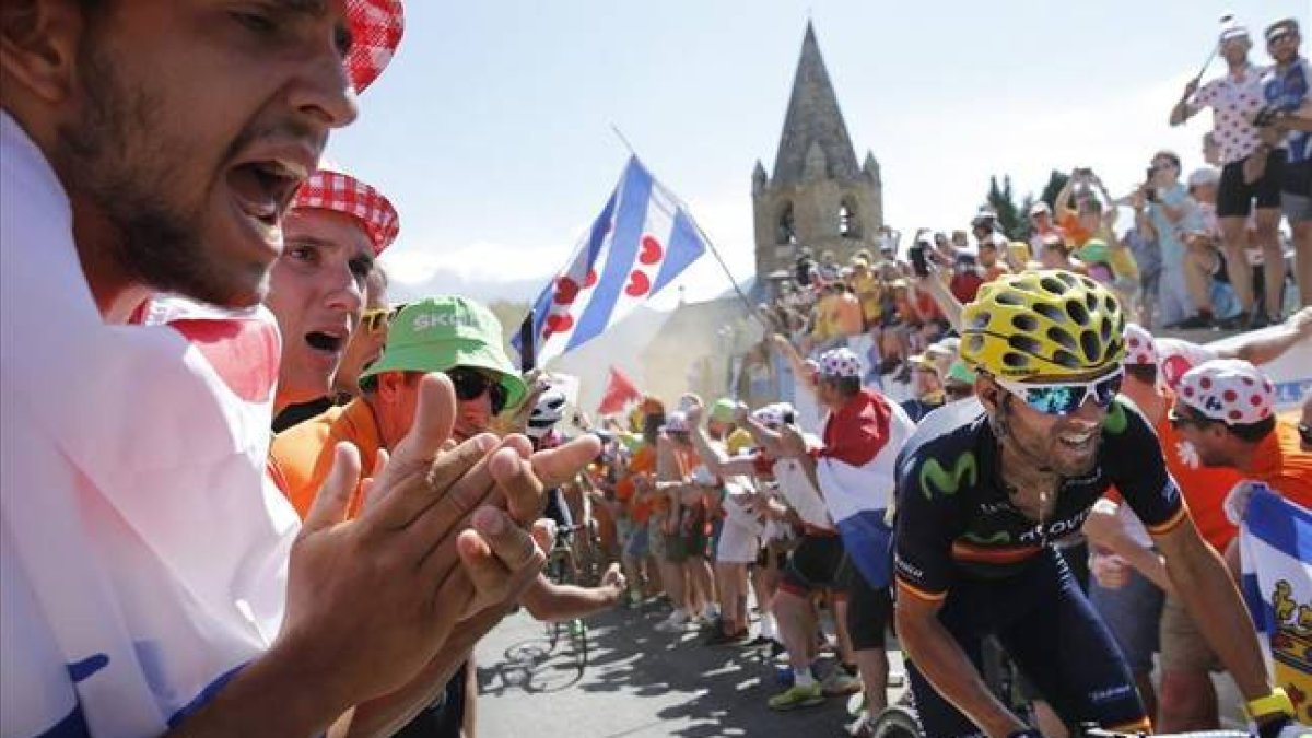 Valverde, rodeado de público durante la ascensión a Alpe d'Huez.