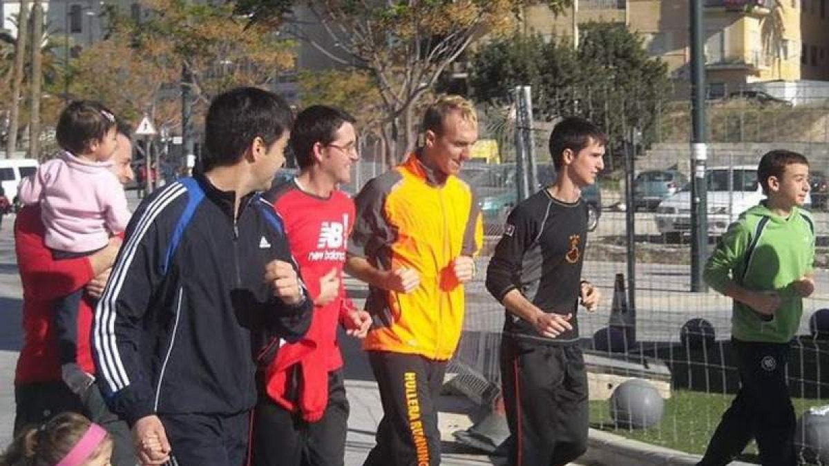 Sergio, calentando minutos antes de la salida en la San Silvestre.