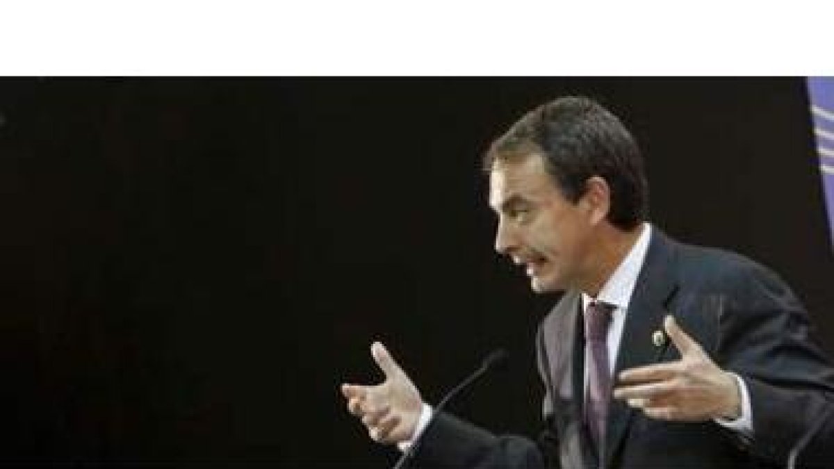 Zapatero realizó el anuncio sobre la reforma laboral en la Cumbre UE-América Latina Caribe.