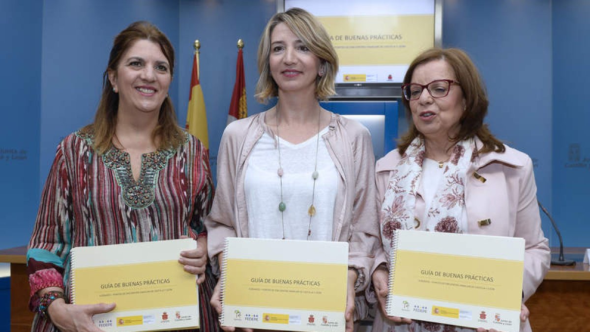 Ana Carrascosa, Alicia García y la presidenta de Fefepe y Aprome, María Luisa Sacristán. N. GALLEGO