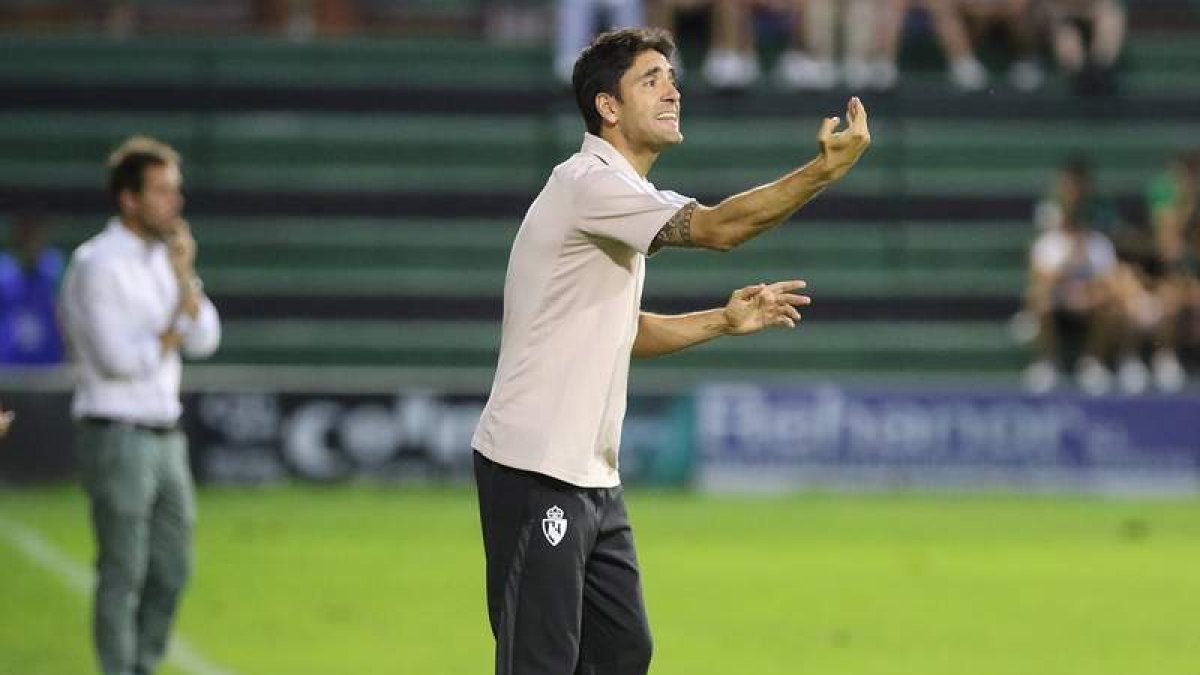 Brais Abelenda celebra con su clásica llamada telefónica el gol que le acabó dando los tres puntos a la Deportiva en Las Llanas en la tarde-noche de ayer. OSKAR MATXIN