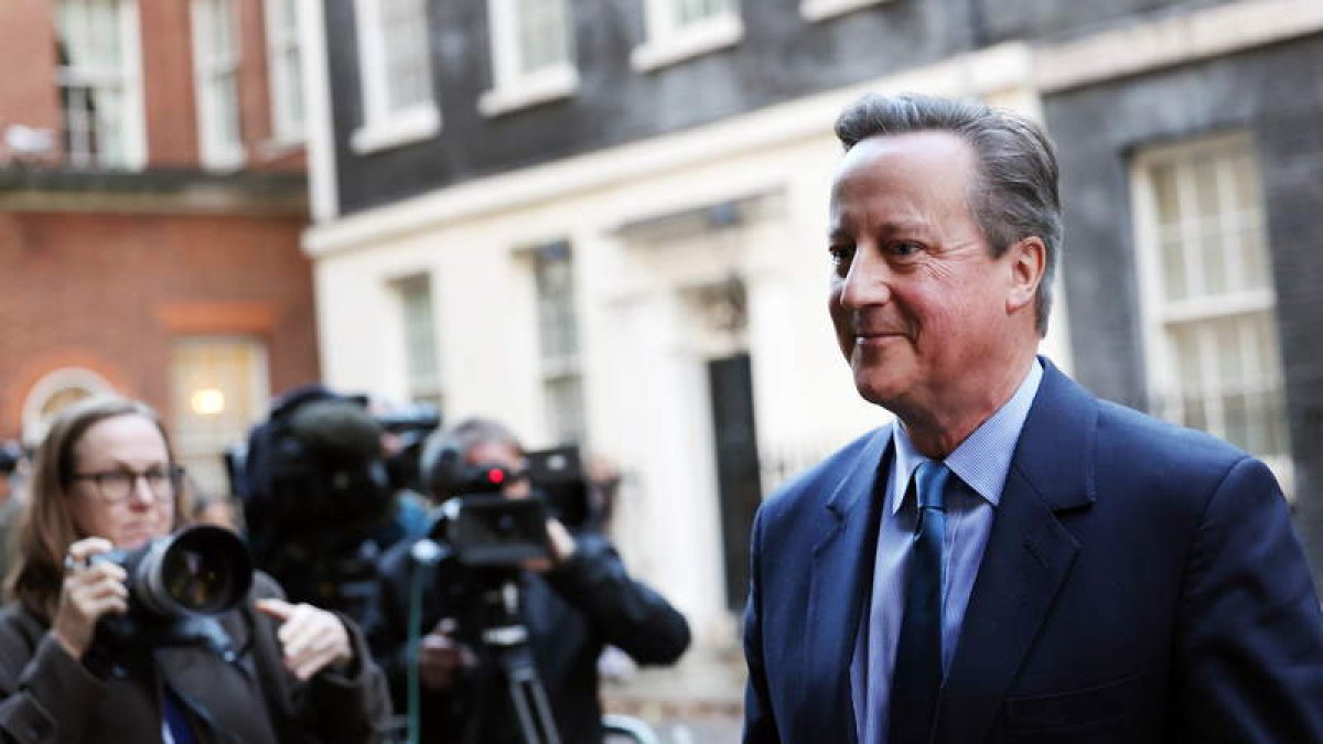 En la imagen, Cameron sale del número 10 de Downing Street este lunes. ANDY RAIN