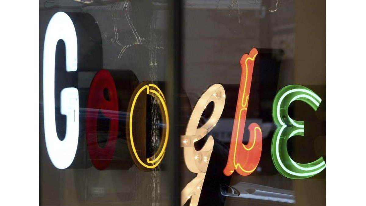 Logo de Google en sus oficinas en Nueva York.