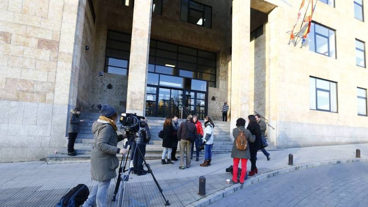 Los periodistas hacen guardia en la sede de los Juzgados de León