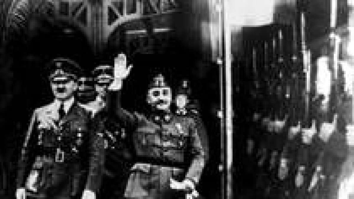 Franco recibe a Hitler en la estación de Hendaya en 1940 para incorporar a España al bando alemán