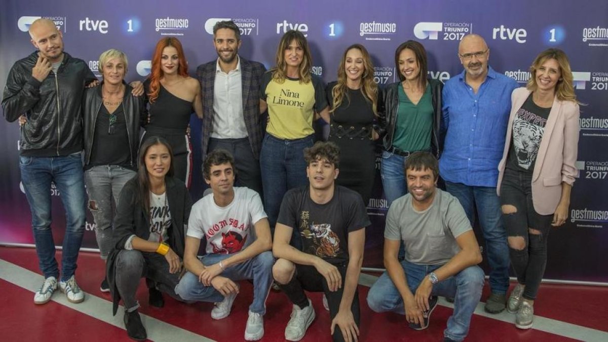 Roberto Leal, presentador de OT (en el centro), junto a Noemí Galera, directora de la Academia, y los profesores.