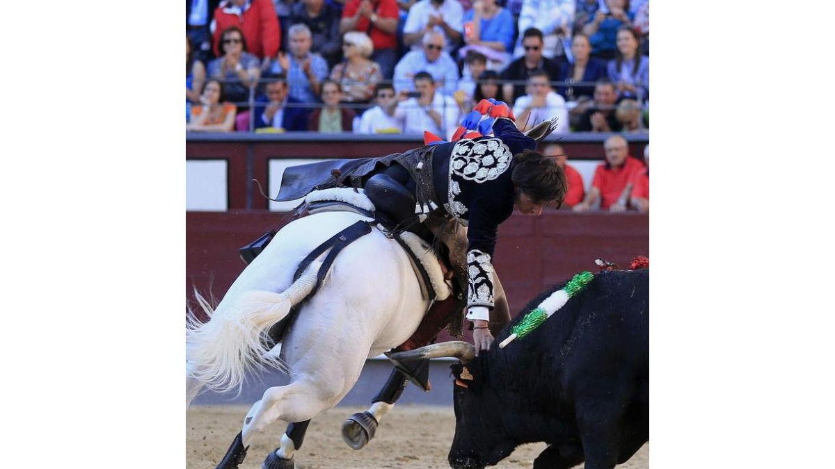 Diego Ventura durante la lidia con su primer toro.