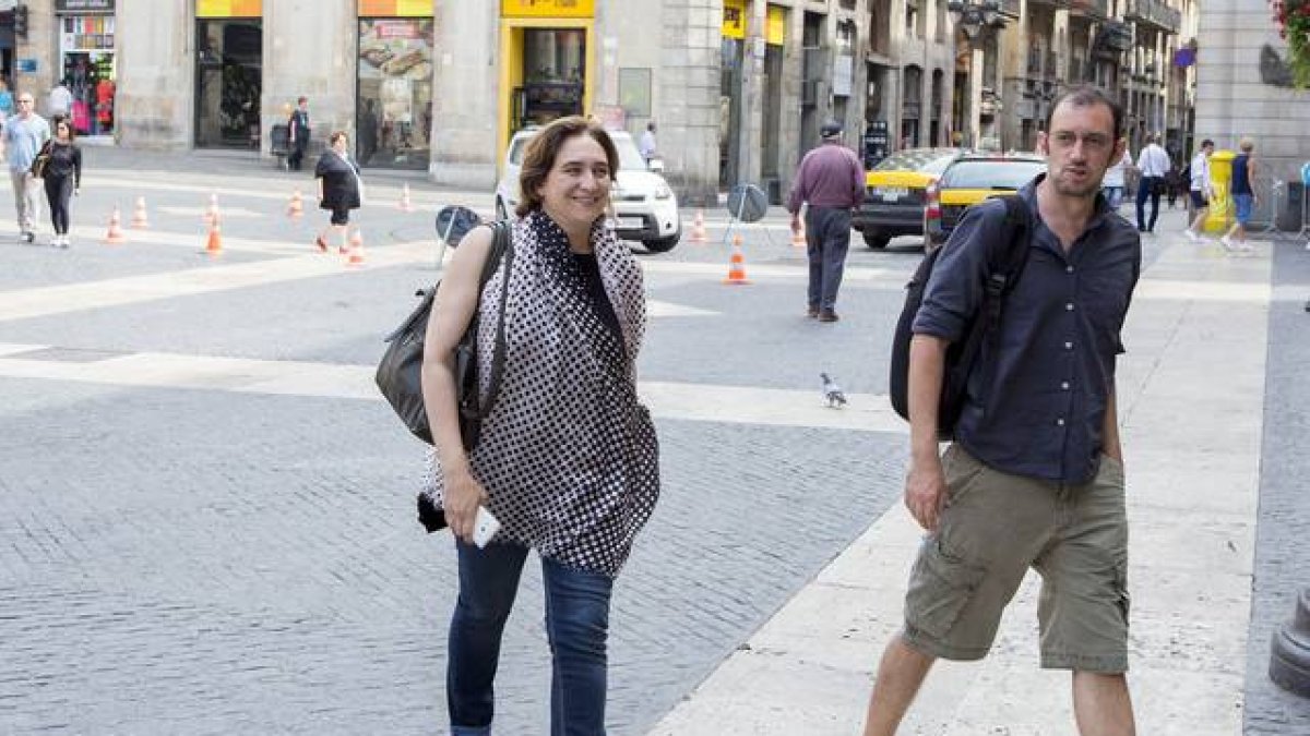 Ada Colau, este viernes en la plaza Sant Jaume, a punto de entrar al Ayuntamiento de Barcelona.
