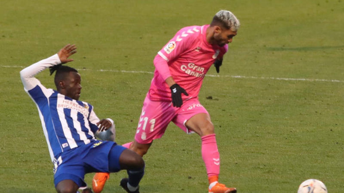 Moussa Sidibé sustituyó a Curro en el minuto 82 del choque del pasado sábado entre la Deportiva y la UD Las Palmas. ANA F. BARREDO