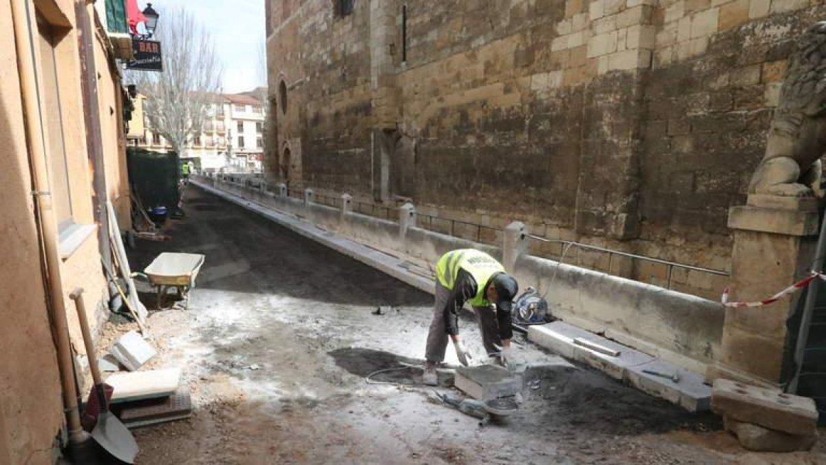 Las obras de reforma y rehabilitación de la plaza del Grano y el entorno ya despejan la calle Capilla.