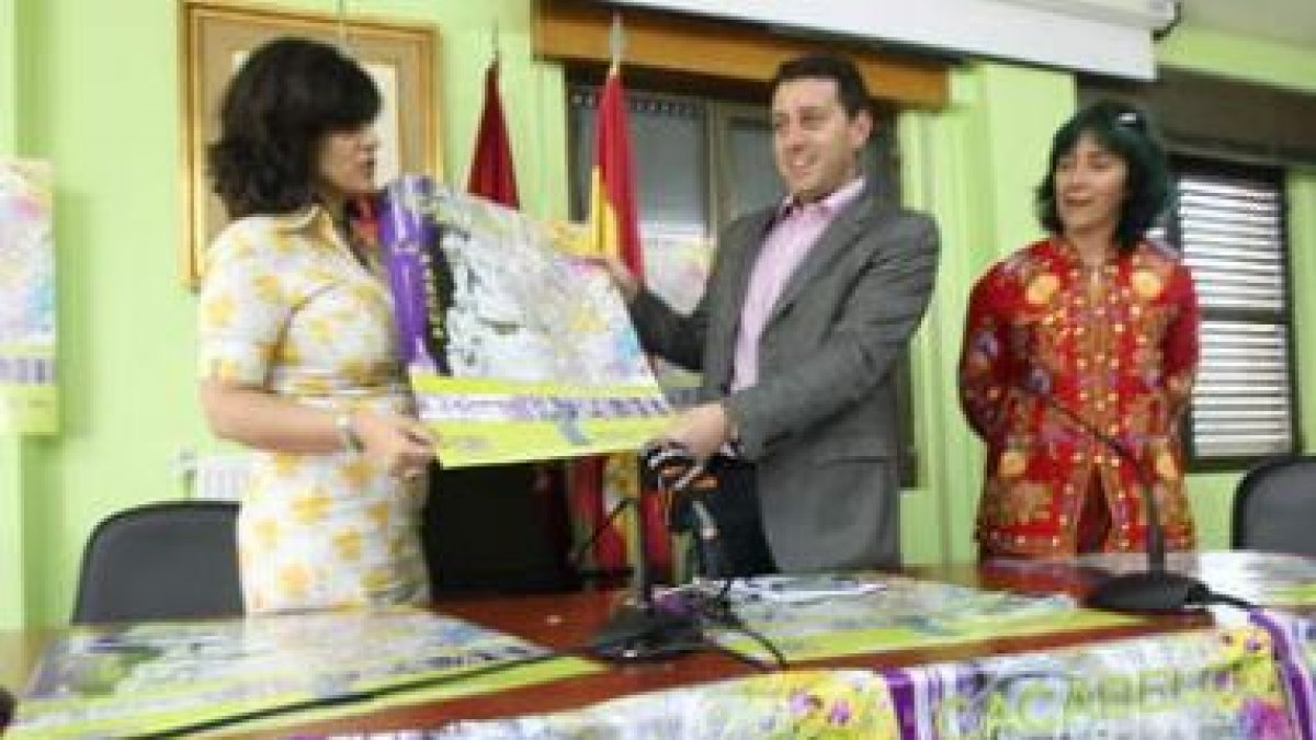 El alcalde y sus concejalas presentaron el cartel festivo.