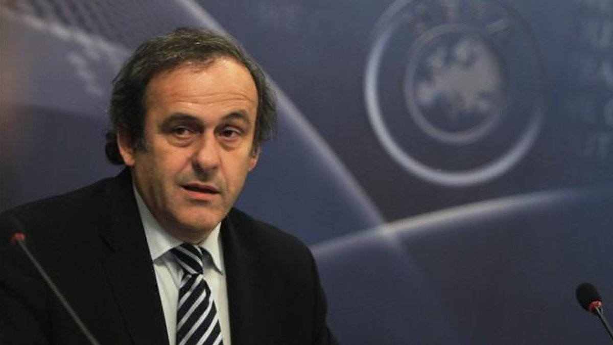 Michel Platini observa atentamente durante un congreso organizado por la UEFA.