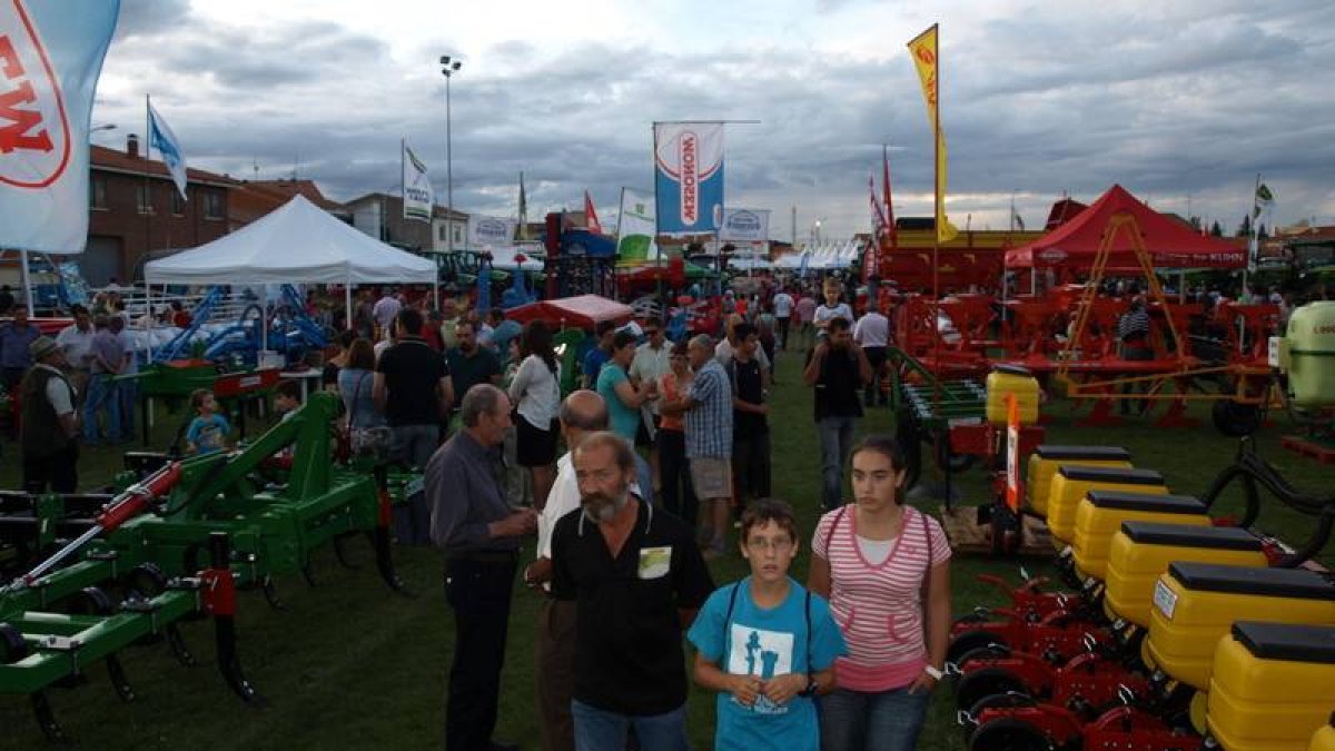 Visitantes en la Feria Multisectorial de Santa María del Páramo
