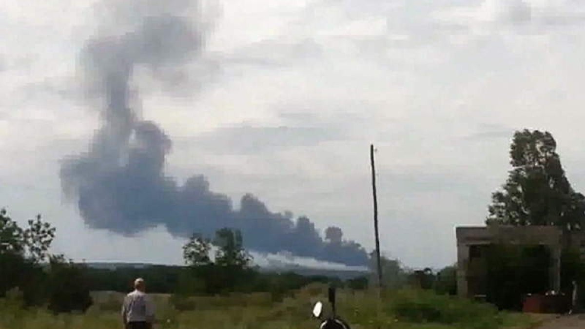 Imagen capturada de un vídeo, de Euromadian PR, en el que se ve una columna de humo procedente del avión de Malaysian Airlines.