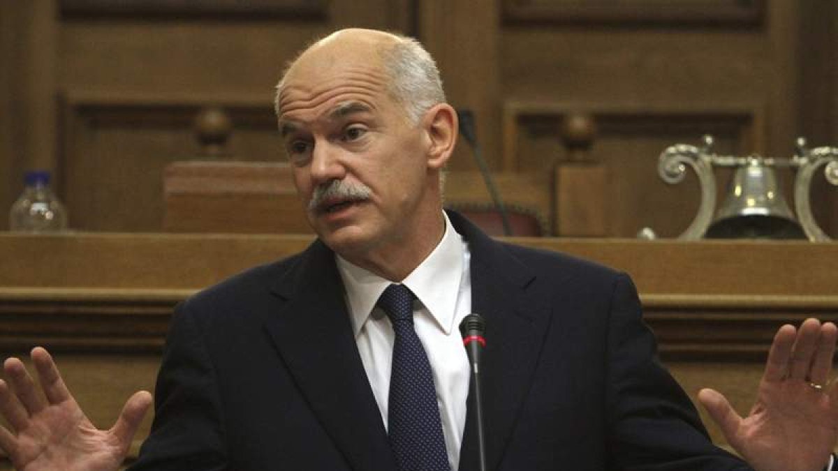 Papandréu se dirige a los parlamentarios del Pasok, en el Parlamento griego.