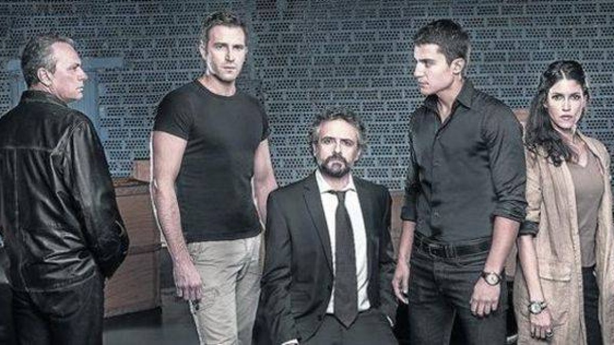 José Coronado, Fernando Gil, Pau Durà, Álex González y Nerea Barros, en una imagen promocional de la serie de Tele 5 'El Príncipe'.