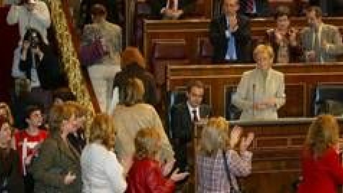 Las diputadas que se habían ido del pleno aplauden a la vicepresidenta