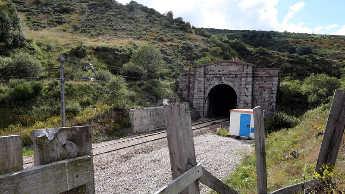El túnel de La Perruca queda como uno de los emblemas de la Rampa de Pajares. RAMIRO
