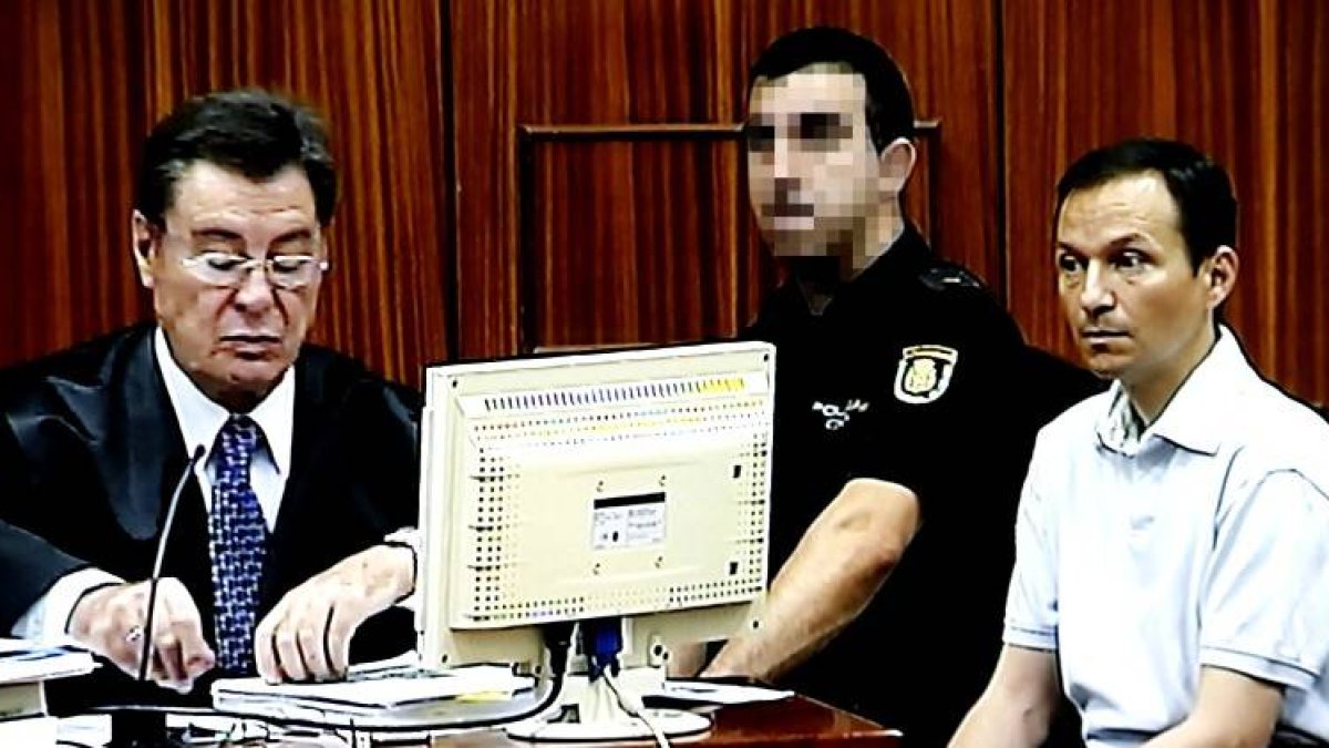 Fotografía tomada del monitor de la sala de prensa de la Audiencia Provincial de Córdoba del juicio que se celebra contra José Bretón (d) por el asesinato de sus dos hijos y el abogado de éste, José María Sánchez de Puerta.