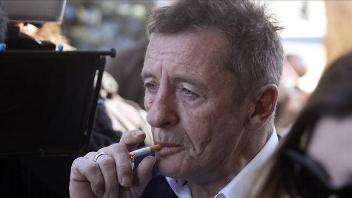 Phil Rudd, exbatería de AC/DC, condenado a ocho meses de arresto domiciliario.