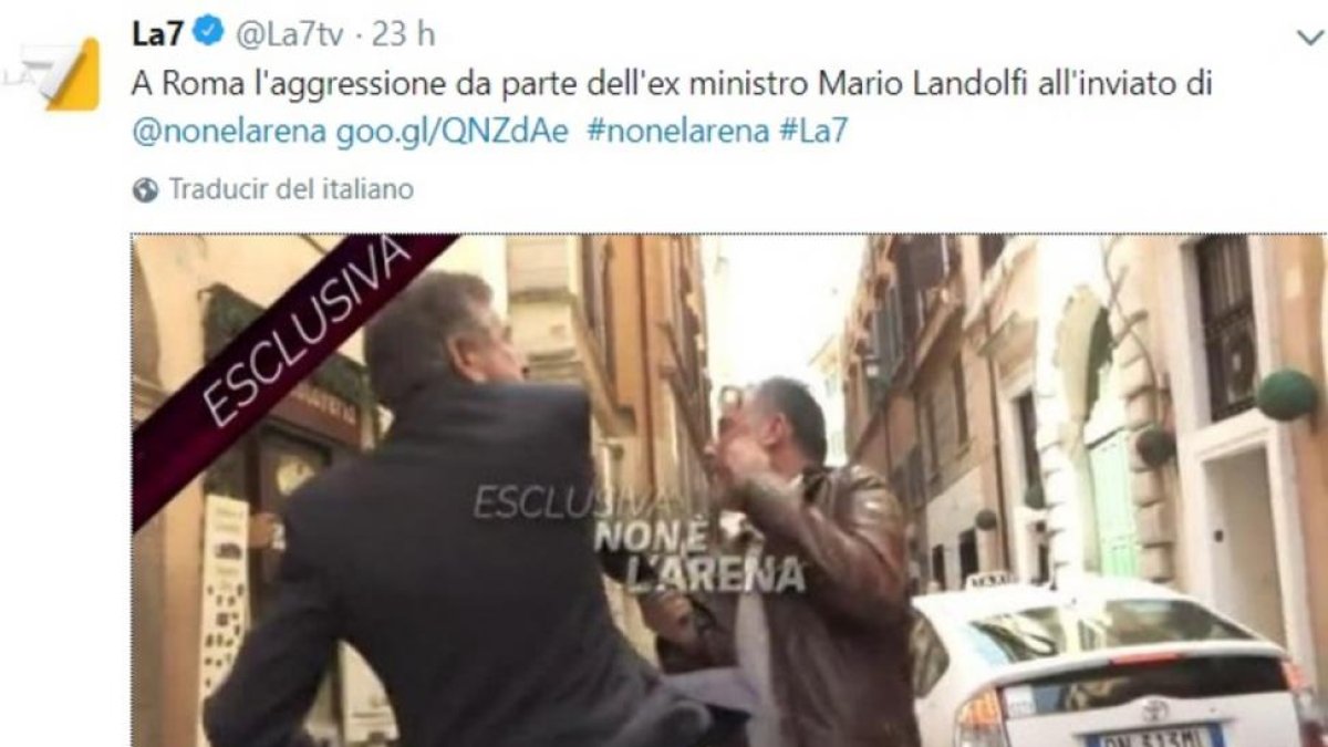 Mario Landolfi, un exministro de Silvio Berlusconi da una bofetada al periodista Danilo Lupo mientras le entrevistaba.