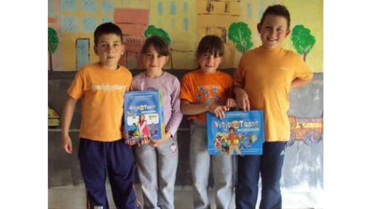 Los alumnos ganadores del CRA de El Burgo Ranero, Leyre, María, Víctor y Rubén.